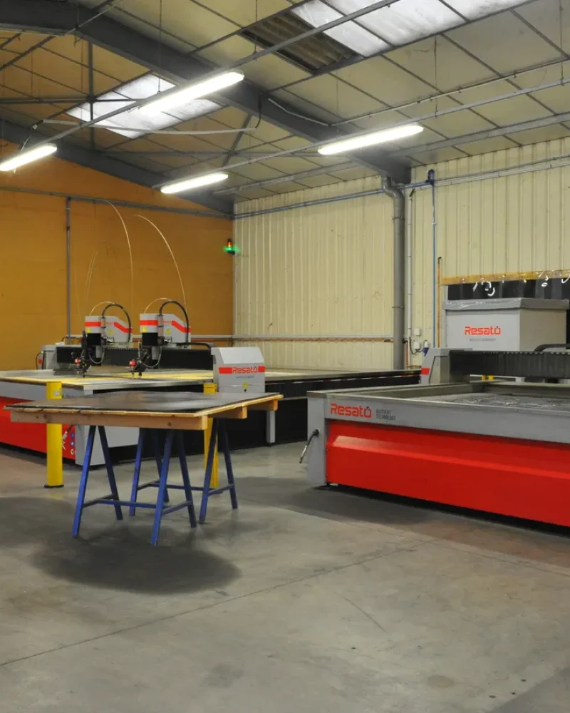 Machines par le Joint Nantais, fabricant de joints sur-mesure à Nantes